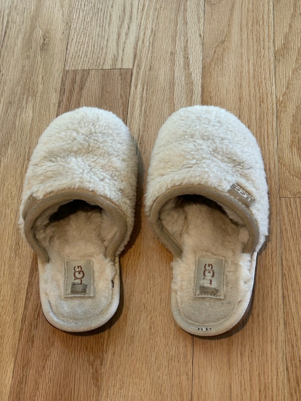 UGG Fluffette Slippers Cream Sheepskin Mule Women’s Size 6 Cozy Slippers